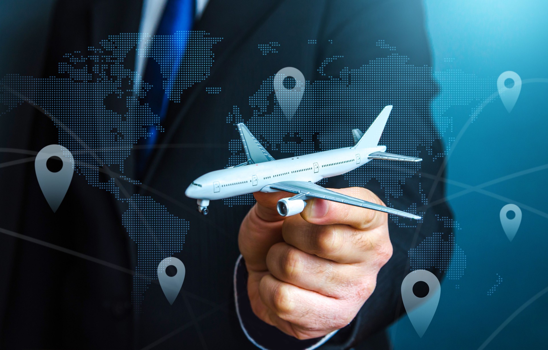 Aviación civil y aerolíneas comerciales. Viajes y viajes de negocios. Sistema e infraestructura de transporte. Comunicación aérea. Tráfico de vuelos. Rutas y direcciones. Empresario u funcionario con un avión.
