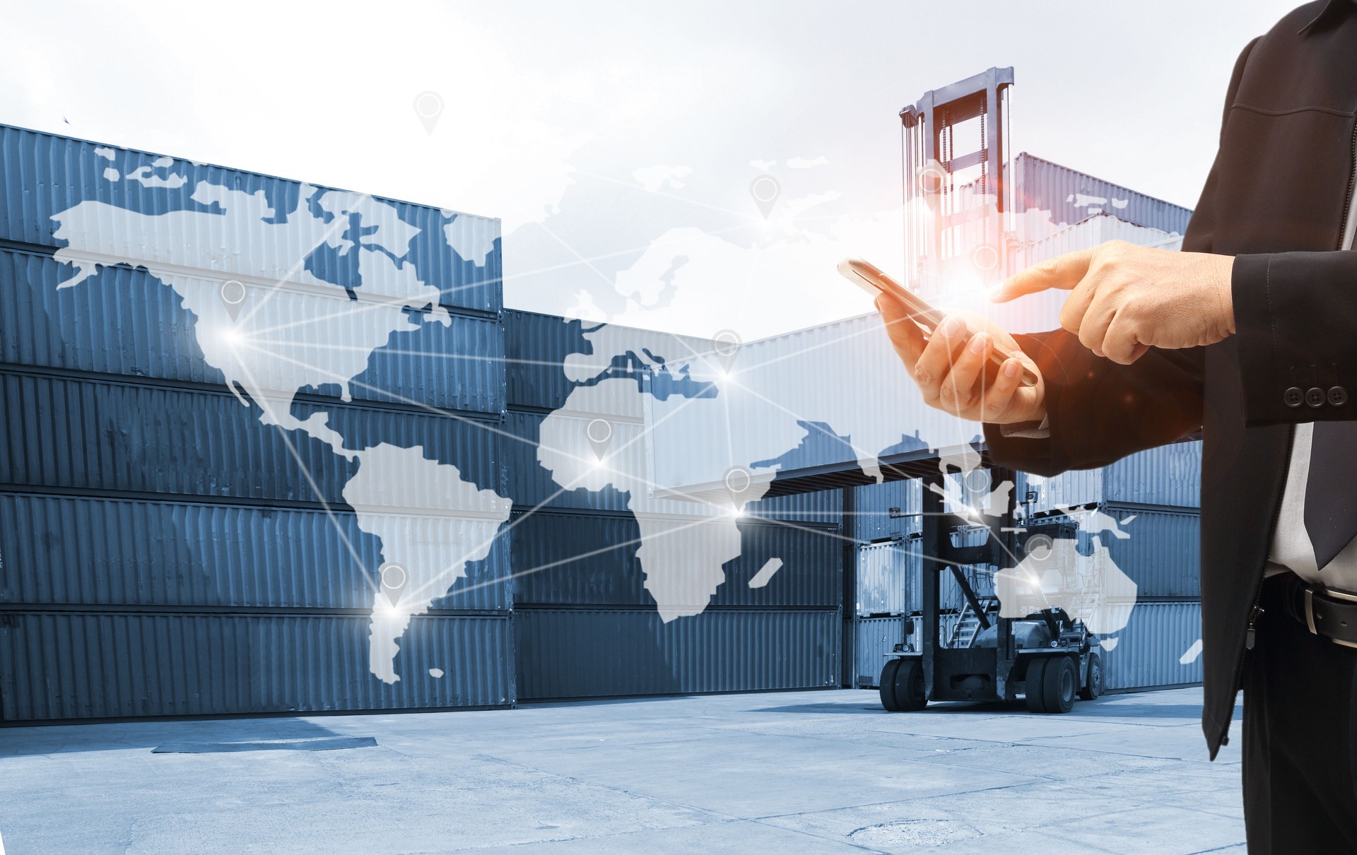 empresario o Capataz controlan la caja de carga contenedores de carga e inspector casilla de verificación de contenedores con contenedores de envío antes de la salida para la empresa logística de negocios de exportación
