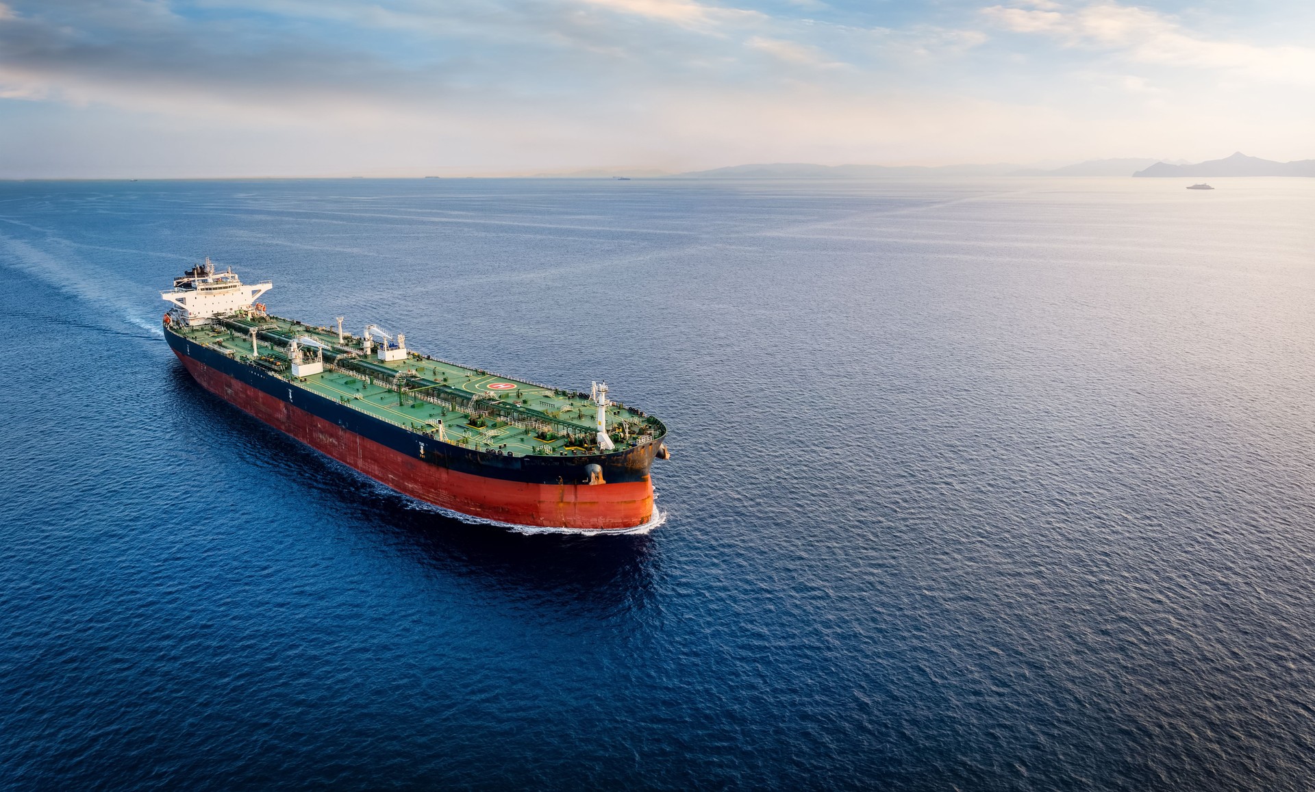 Vista aérea de un gran petrolero que viaja sobre mar abierto